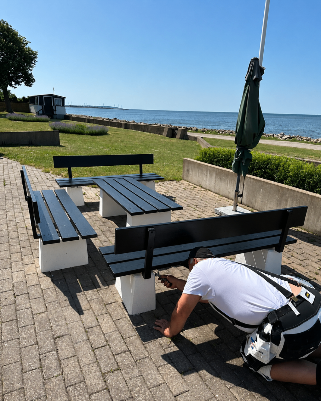Bänkar vid havet